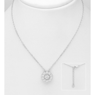 Srebrna ogrlica z okroglim obeskom okrašenim s cirkoniji