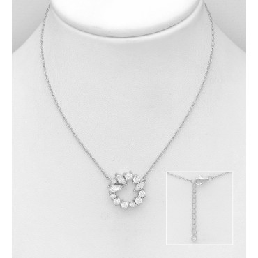 Srebrna ogrlica z okroglim obeskom okrašenim s cirkoniji